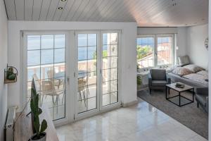 uma sala de estar com vista para o oceano em Luxury apt w pool 3 balconies terrace & sea view em Omiš