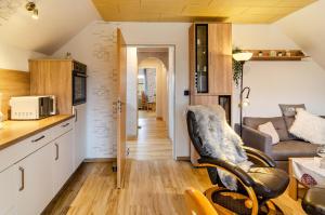 een kleine keuken en woonkamer in een tiny house bij Ferienwohnung Utkiek in Ihlow