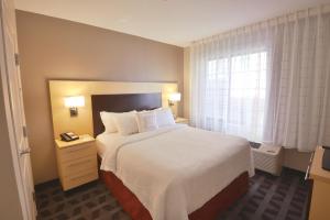 Tempat tidur dalam kamar di TownePlace Suites by Marriott Williamsport