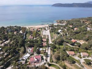 カポリーヴェリにあるLido I Palmiziの海と家の空の景色