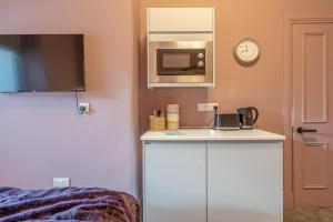 A kitchen or kitchenette at Boutique Home Stay Blossom