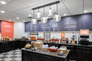 uma cozinha de restaurante com um balcão com comida em Hampton Inn Evansville Airport em Evansville