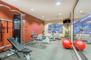 un gimnasio con varios equipos de ejercicio en una habitación en Hampton Inn Auburn, en Auburn