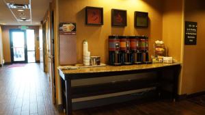 Comodidades para preparar café e chá em Hampton Inn & Suites Kingman