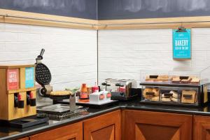 Una cocina o kitchenette en Hampton Inn and Suites Indianapolis-Fishers