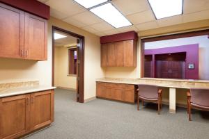 een grote kamer met een grote bar met stoelen. bij Embassy Suites Loveland Conference Center in Loveland