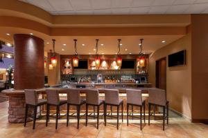 een bar in een restaurant met stoelen eromheen bij Embassy Suites Loveland Conference Center in Loveland