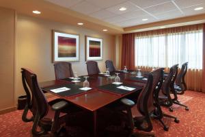 een vergaderzaal met een lange tafel en stoelen bij Embassy Suites Loveland Conference Center in Loveland