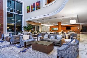 Кът за сядане в Embassy Suites by Hilton Houston-Energy Corridor