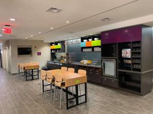 Restoran või mõni muu söögikoht majutusasutuses Home2 Suites By Hilton Newark Airport