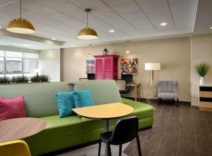 Un lugar para sentarse en Home2 Suites By Hilton Fishers Indianapolis Northeast