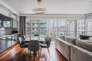 a living room with a couch and a table and chairs at Platinum Towers J&K in Warsaw