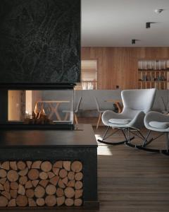 A seating area at Brunelle Seiser Alm Lodge