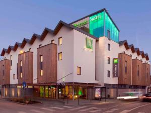 un grande edificio con un cartello che legge hotel di ibis Styles Troyes Centre a Troyes