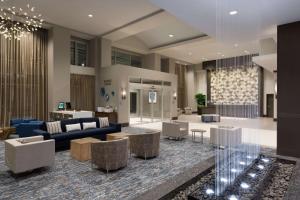 Χώρος καθιστικού στο Embassy Suites by Hilton The Woodlands