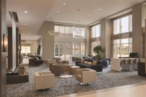 Χώρος καθιστικού στο Embassy Suites by Hilton The Woodlands