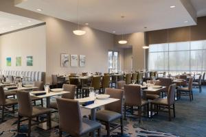 Un restaurant u otro lugar para comer en Embassy Suites by Hilton The Woodlands