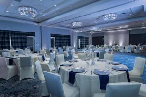 Un restaurant u otro lugar para comer en Embassy Suites by Hilton The Woodlands