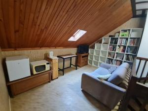 Una cocina o kitchenette en Maison au calme avec jardin et terrasse, proche de la forêt et Parc de Lorraine - FR-1-584-196