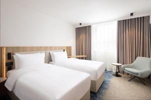 Un pat sau paturi într-o cameră la Courtyard by Marriott Cluj - Napoca Downtown