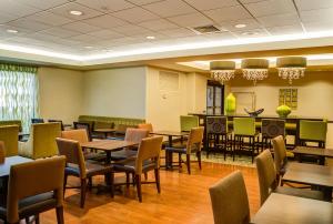 un restaurante con mesas y sillas en una habitación en Hampton Inn Frankfort, en Frankfort