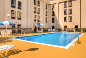 una piscina con sillas y sombrillas junto a un edificio en Hampton Inn Frankfort, en Frankfort