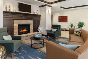 Khu vực ghế ngồi tại Homewood Suites Fort Wayne