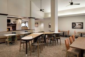 Khu vực ghế ngồi tại Homewood Suites Fort Wayne