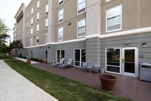 budynek z patio przed nim w obiekcie Hampton Inn & Suites Greensboro/Coliseum Area w mieście Greensboro