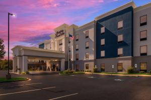 wykonanie przedniej części hotelu w obiekcie Hampton Inn & Suites Schererville w mieście Schererville