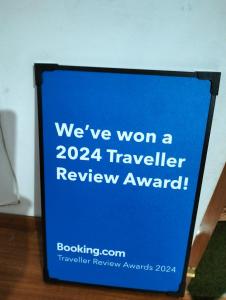 een teken dat zegt dat we een Traveller Review Award hebben gewonnen bij Devi Kripa Residency in Varkala