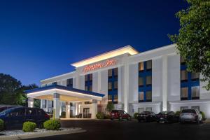 温泉城Hampton Inn & Suites by Hilton in Hot Springs, Arkansas的门前有车辆停放的酒店