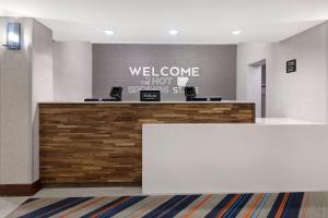 温泉城Hampton Inn & Suites by Hilton in Hot Springs, Arkansas的酒店大堂的迎宾台,上面有标志