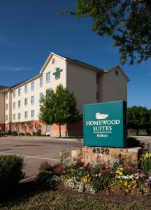 スタッフォードにあるHomewood Suites by Hilton Houston Stafford Sugar Landのハチミツスイートの前の看板