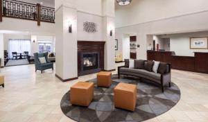 スタッフォードにあるHomewood Suites by Hilton Houston Stafford Sugar Landのロビー(ソファ、椅子、暖炉付)