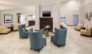 スタッフォードにあるHomewood Suites by Hilton Houston Stafford Sugar Landの椅子と暖炉のある待合室