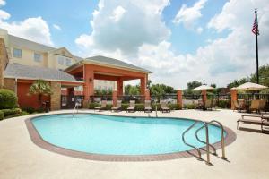 スタッフォードにあるHomewood Suites by Hilton Houston Stafford Sugar Landのホテルのプール(椅子付)