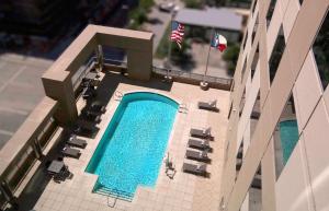 בריכת השחייה שנמצאת ב-Homewood Suites by Hilton Houston Downtown או באזור