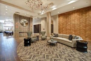 O zonă de relaxare la Homewood Suites By Hilton Greenville Downtown