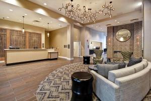 O zonă de relaxare la Homewood Suites By Hilton Greenville Downtown