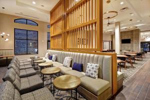 O zonă de relaxare la Homewood Suites By Hilton Greenville Downtown