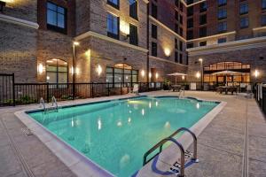 Piscina de la sau aproape de Homewood Suites By Hilton Greenville Downtown