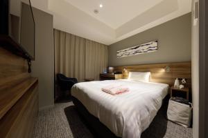 A bed or beds in a room at Far East Village Hotel Tokyo Ariake