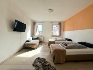 Tempat tidur dalam kamar di Cozy Room in a Sharing Apartment WG in the black forest