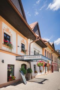 una strada in una città con edifici e fiori di Boutique Hotel Hviezdoslav a Kežmarok