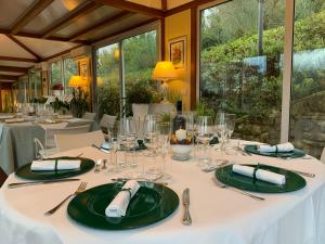 uma mesa com pratos verdes e guardanapos em Marignolle Relais & Charme - Residenza d'Epoca em Florença