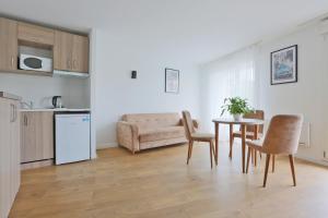 A kitchen or kitchenette at KOSY Appart'Hôtels - La Maison Des Chercheurs