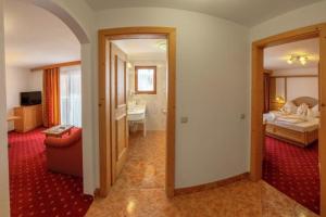 Cet appartement comprend une chambre avec un lit et une salle de bains. dans l'établissement Hotel Rosslaufhof, à Castelrotto