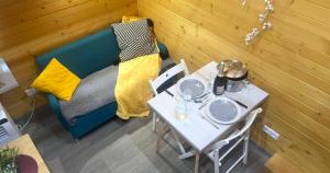 Tiny House - Home-One tesisinde bir oturma alanı