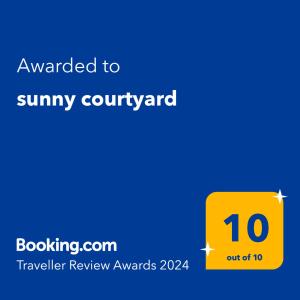 ピオンビーノにあるsunny courtyardの日当たりの良い中庭に授与された黄色の看板